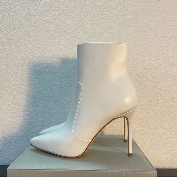 NWT Michael Kors Rue Stiletto Bootie Optic White Ankle Boot Size 6 - Picture 15 of 16